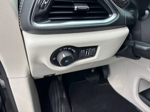 Used 2024 Chrysler Pacifica Limited w/ Trailer Tow Group FWD image 18