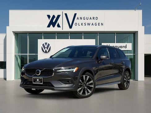 Used 2023 Volvo V60 B5 Cross Country Ultimate w/ Climate Package AWD/4WD image 1