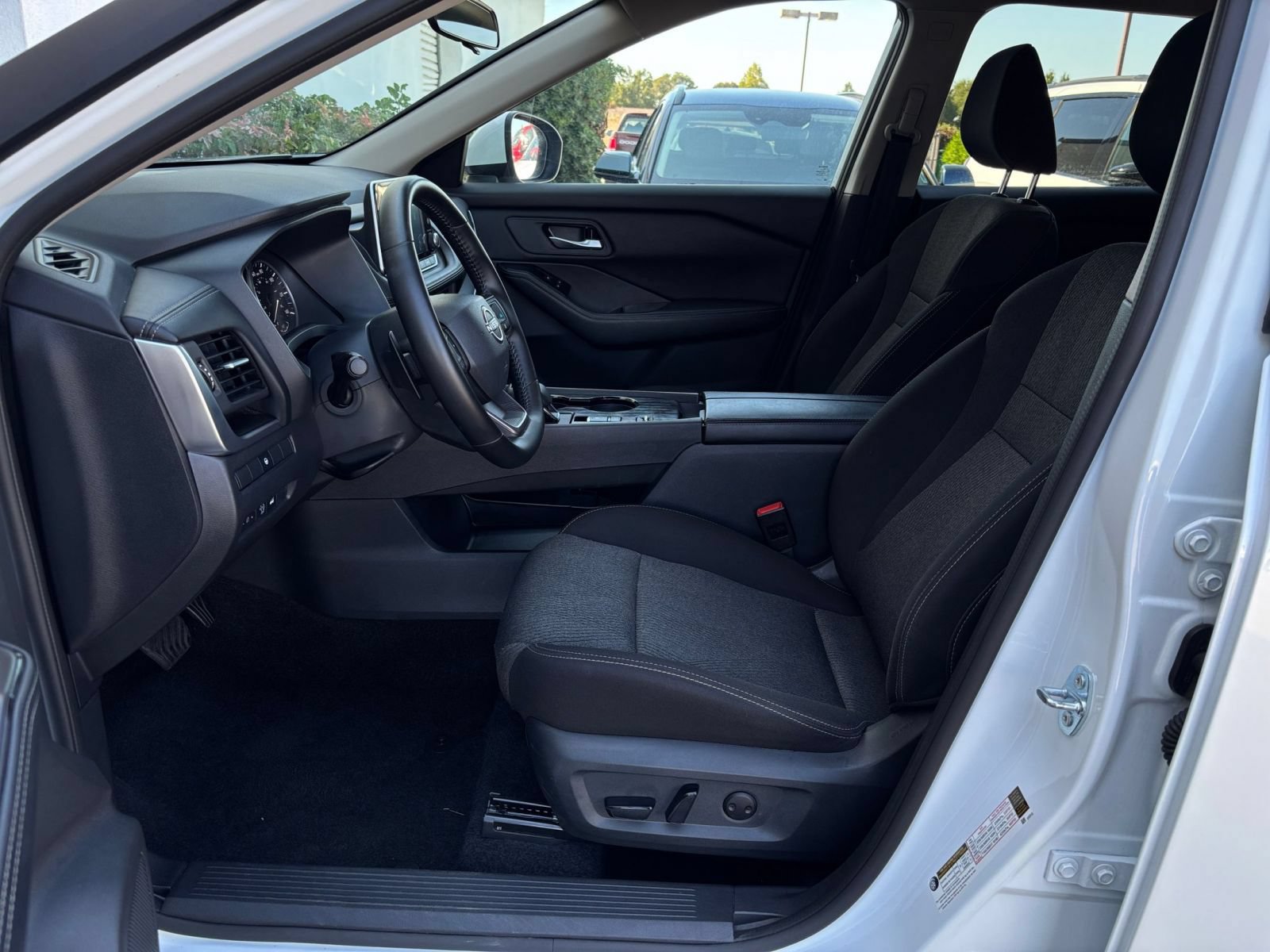 Used 2025 Nissan Rogue SV FWD image 28