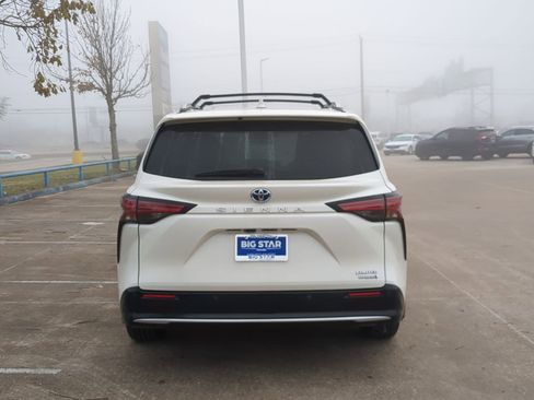 Used 2021 Toyota Sienna Limited image 5