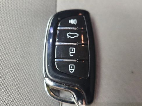 Used 2020 Chevrolet Malibu LT FWD image 32