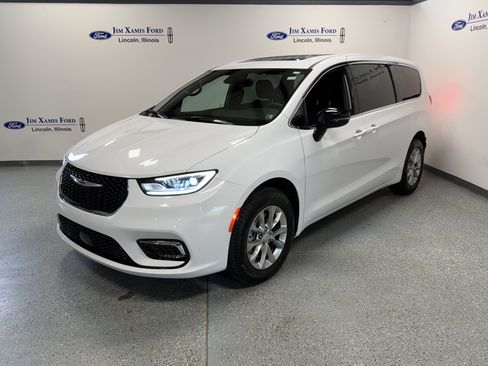 Used 2026 Chrysler Pacifica Limited AWD/4WD image 3