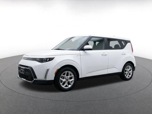 Used 2025 Kia Soul LX w/ LX Technology Package FWD image 3