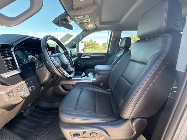 Used 2025 Chevrolet Silverado 2500 LTZ w/ LTZ Convenience Package AWD/4WD image 2