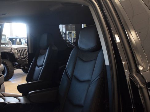 Used 2019 Cadillac Escalade ESV Luxury RWD image 43