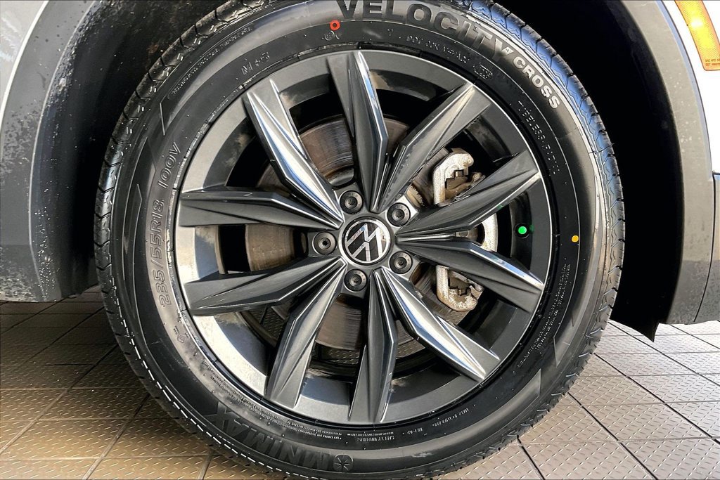 Used 2024 Volkswagen Tiguan SE AWD/4WD image 34