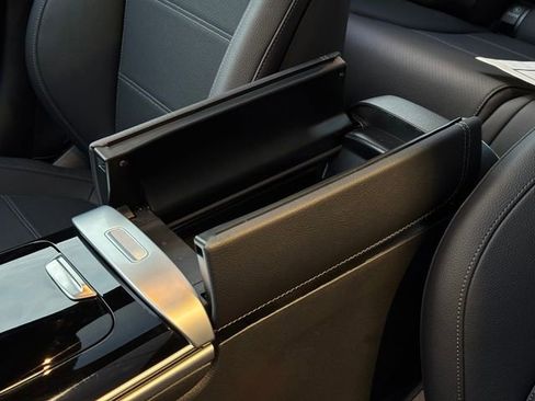 Used 2025 Mercedes-Benz C 300 4MATIC Sedan image 33