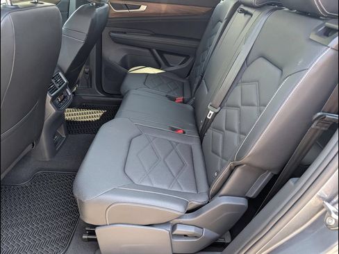 Certified 2025 Volkswagen Atlas SE FWD image 9
