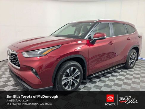 Certified 2025 Toyota Highlander XLE FWD image 1