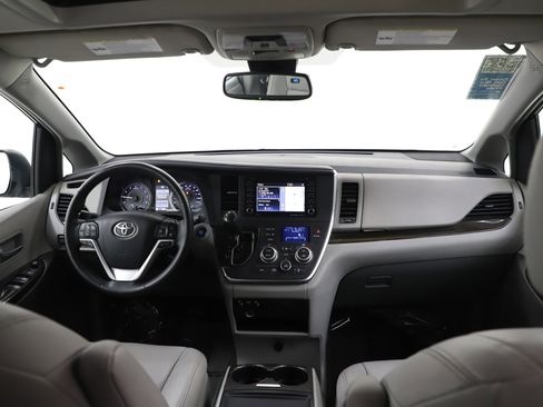 Used 2018 Toyota Sienna XLE w/ XLE Navigation Package image 14