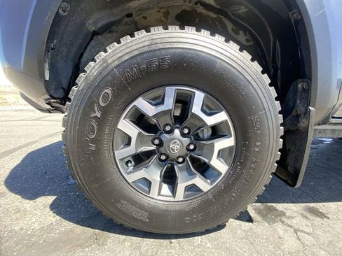 Used 2022 Toyota Tacoma TRD Off-Road w/ TRD Premium Off Road Package AWD/4WD image 10