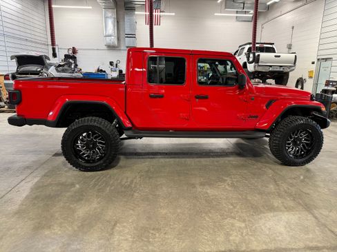 Used 2025 Jeep Gladiator Sport image 6