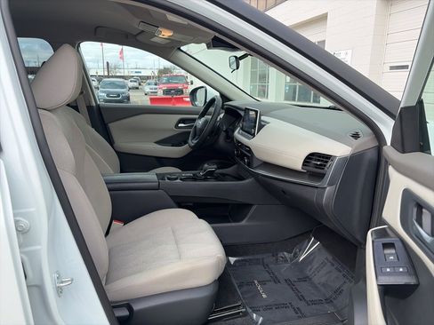 Used 2025 Nissan Rogue SV image 10