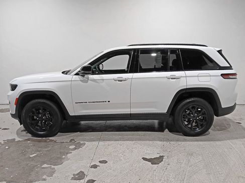 Used 2025 Jeep Grand Cherokee Altitude image 4