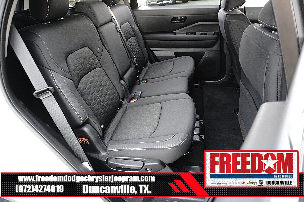 Used 2024 Nissan Pathfinder SV FWD image 17
