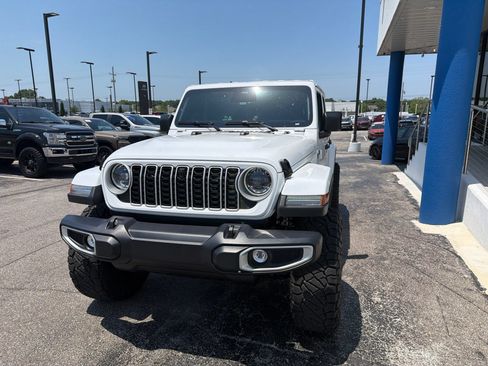 Used 2026 Jeep Wrangler Unlimited Sahara AWD/4WD image 2