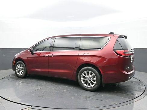 Used 2023 Chrysler Pacifica Touring-L AWD/4WD image 3