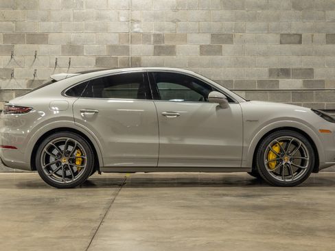 Used 2021 Porsche Cayenne Turbo S image 24