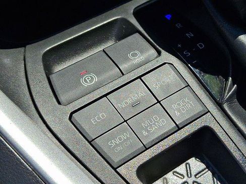 Certified 2022 Toyota RAV4 LE AWD/4WD image 23