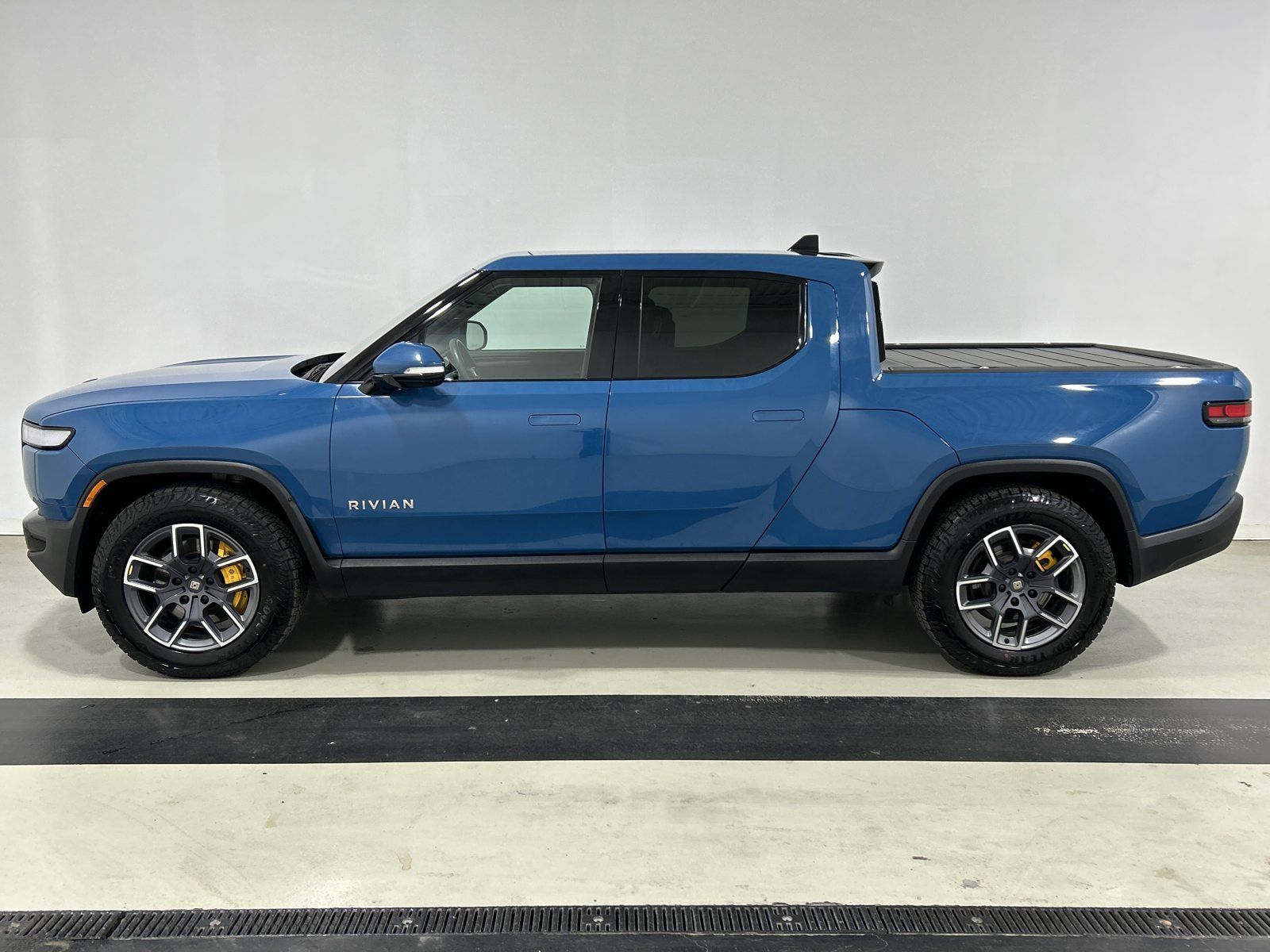 Used 2022 Rivian R1T Adventure AWD/4WD image 2