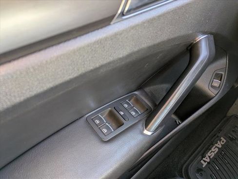 Used 2017 Volkswagen Passat 1.8T R-Line image 17