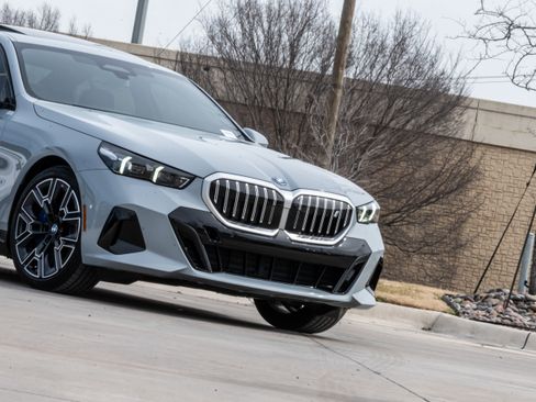 Used 2026 BMW i5 eDrive40 w/ M Sport Package image 5