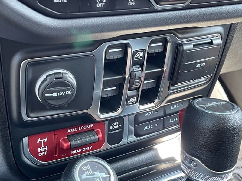 Used 2024 Jeep Gladiator Mojave w/ Technology Group AWD/4WD image 23