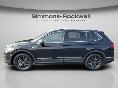 Used 2024 Volkswagen Tiguan SE w/ Panoramic Sunroof Package AWD/4WD image 2