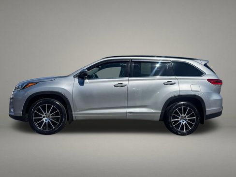 Used 2017 Toyota Highlander SE AWD/4WD image 2