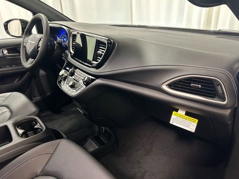 New 2026 Chrysler Pacifica Select image 23
