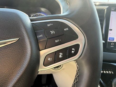 Used 2023 Chrysler Pacifica Touring-L FWD image 17