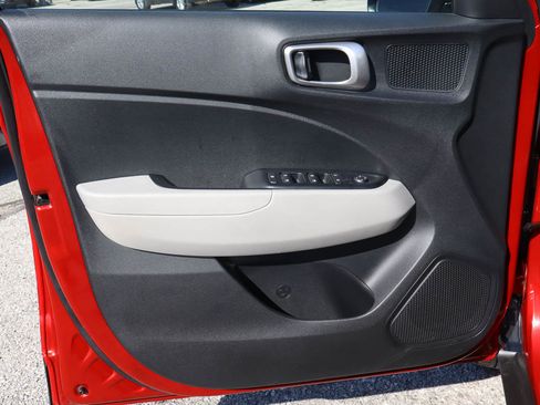 Used 2025 Hyundai Venue SEL FWD image 13