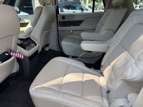 Used 2018 Lincoln Navigator Select image 13