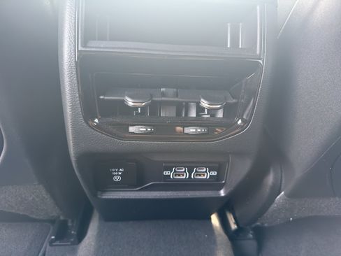 Used 2025 Jeep Grand Cherokee Altitude AWD/4WD image 30