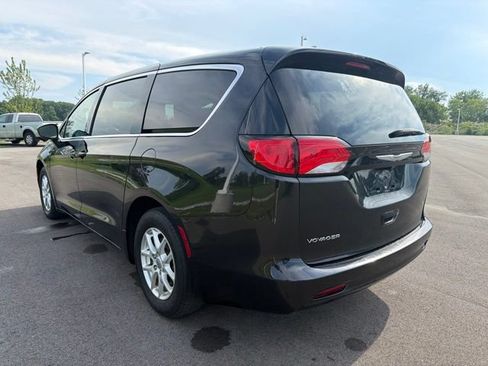 Used 2022 Chrysler Voyager LX FWD image 11