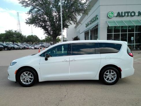 Used 2025 Chrysler Pacifica Select image 12