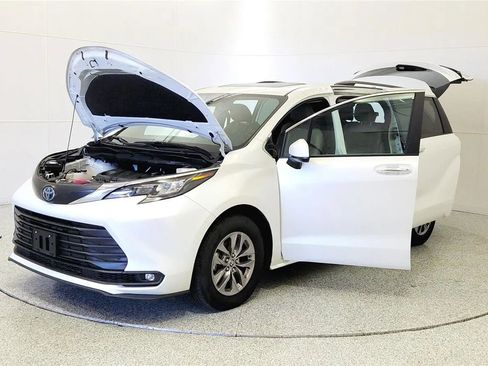 Used 2025 Toyota Sienna XLE FWD image 4