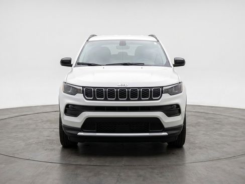 Used 2025 Jeep Compass Latitude AWD/4WD image 2