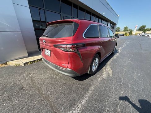 Used 2025 Toyota Sienna XLE w/ XLE Plus Package AWD/4WD image 4