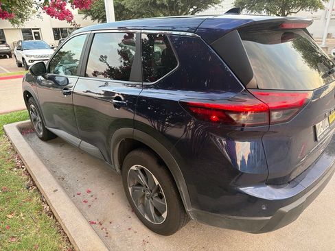 Used 2025 Nissan Rogue SV FWD image 4