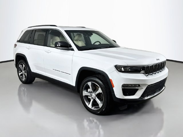 Used 2023 Jeep Grand Cherokee Limited w/ Luxury Tech Group II AWD/4WD image 3