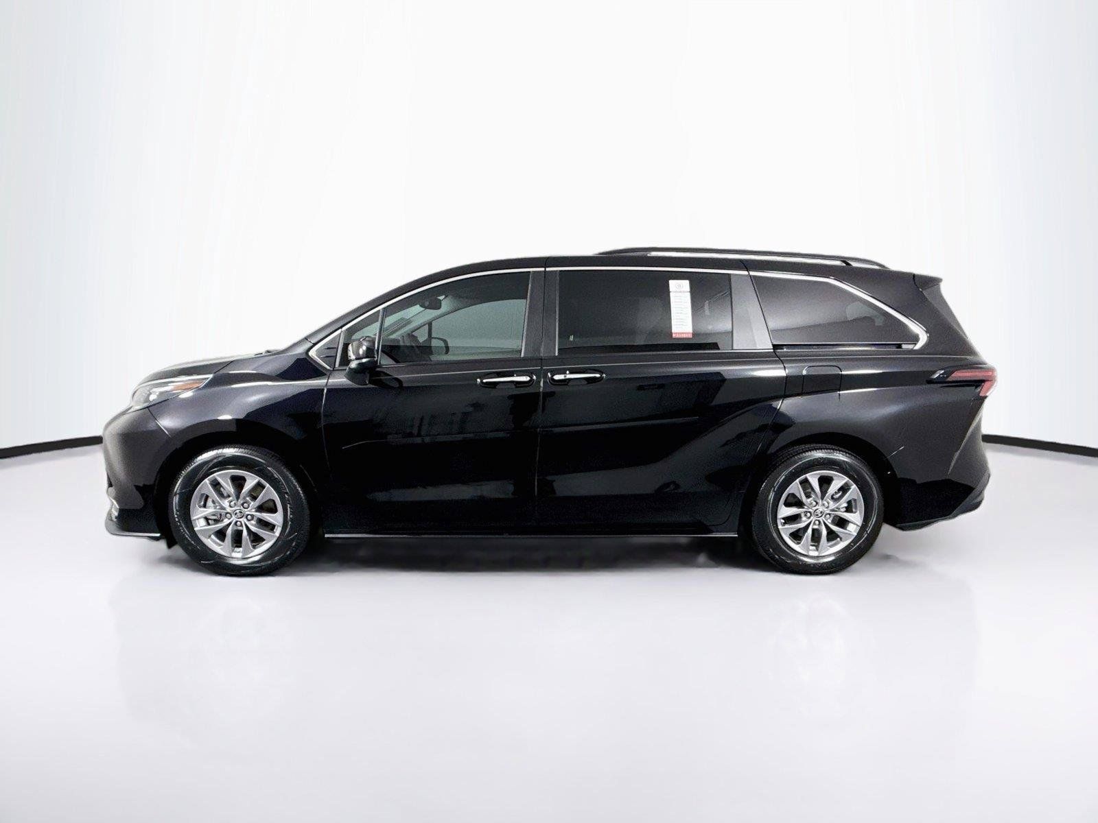 Certified 2024 Toyota Sienna XLE FWD image 13
