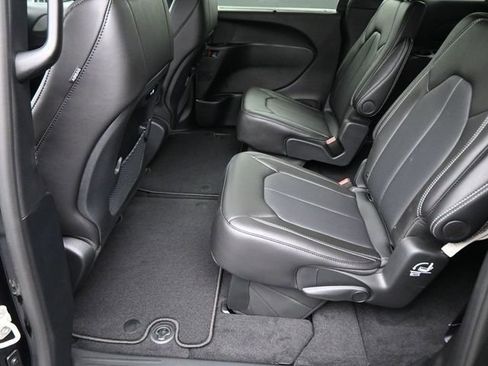 New 2026 Chrysler Pacifica Select image 38