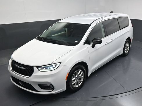 Used 2024 Chrysler Pacifica Touring-L FWD image 15