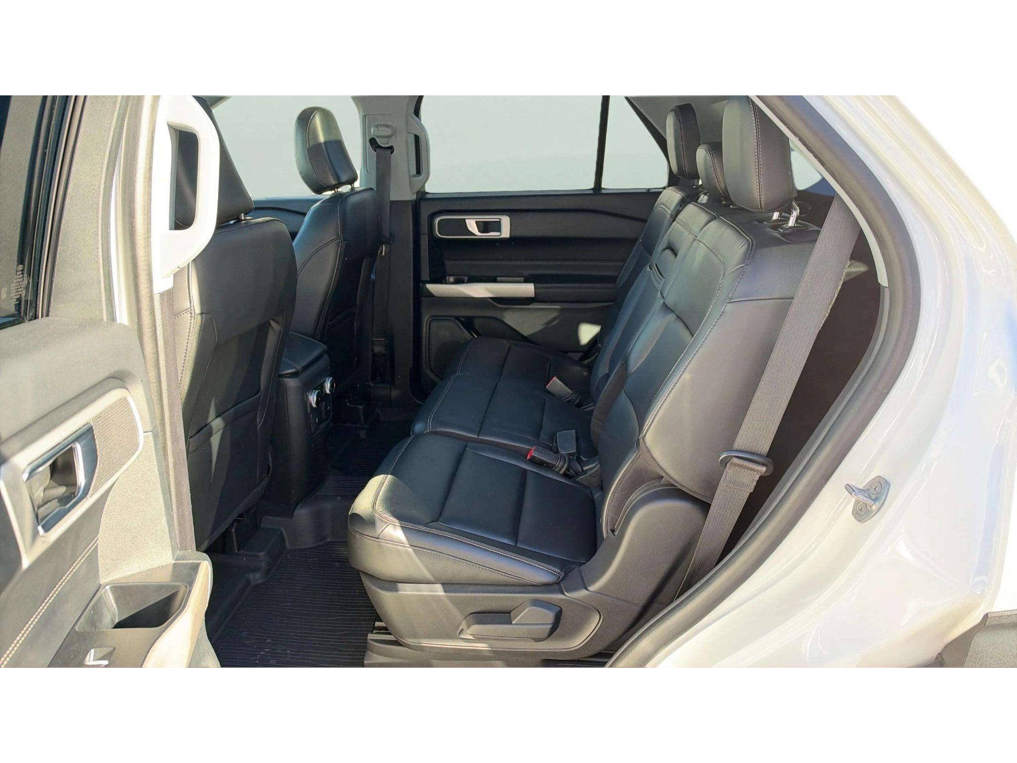 Used 2022 Ford Explorer XLT w/ Equipment Group 202A AWD/4WD image 13