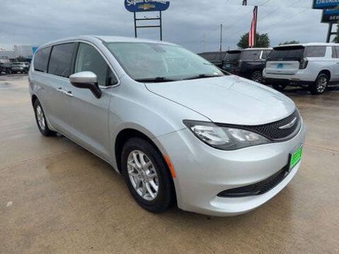 Used 2023 Chrysler Voyager LX FWD image 2