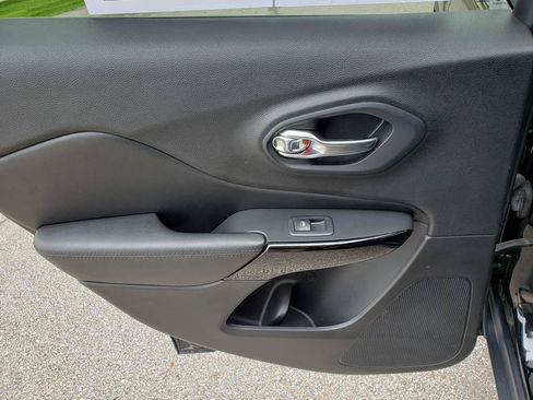 Used 2019 Jeep Cherokee Latitude Plus AWD/4WD image 12