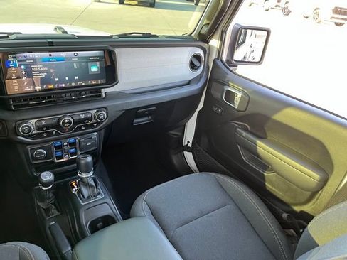 Used 2024 Jeep Gladiator Sport AWD/4WD image 10