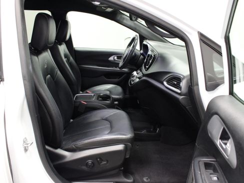 Used 2018 Chrysler Pacifica Touring-L Plus w/ Advanced Safetytec Group FWD image 14