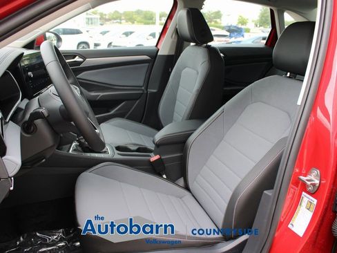 Used 2025 Volkswagen Jetta SE FWD image 7
